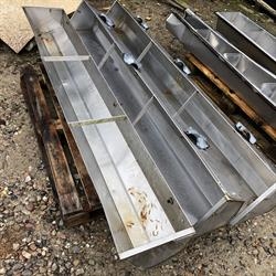 2 stk. brukte fôrtrau i rustfritt stål lengde: 2 m bredde: 0,30 m foder6